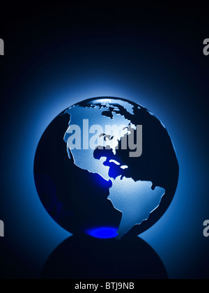 Un élégant trophée globe en verre repose sur un support en métal élégant, mettant en évidence les continents de l'Amérique du Nord et certaines parties de l'Amérique du Sud. Banque D'Images