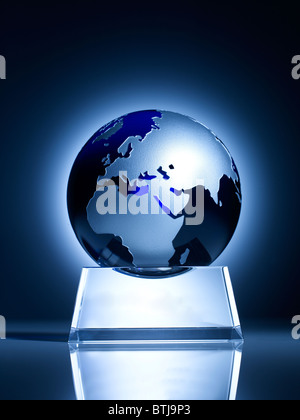 Un élégant trophée globe en verre repose sur un support en métal élégant, mettant en évidence les continents de l'Afrique du Nord et certaines parties de l'Europe Banque D'Images