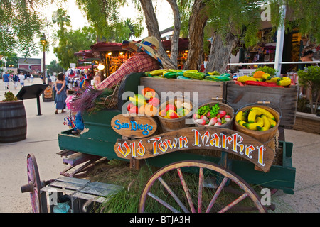 La production est vendue à l'extérieur à l'ancien marché de la ville - SAN DIEGO, Californie Banque D'Images