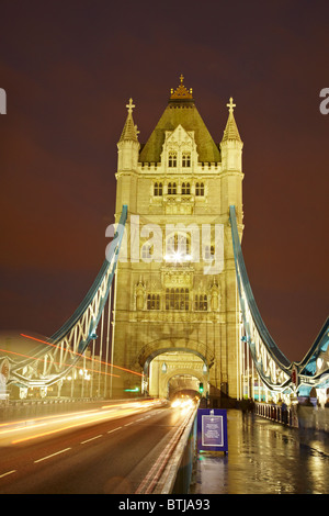 Le trafic sur le Tower Bridge de nuit, Londres, Angleterre, Royaume-Uni Banque D'Images