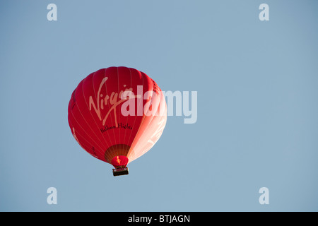 Une Vierge de l'air chaud ballon flottant sur les Yorkshire Dales. Banque D'Images