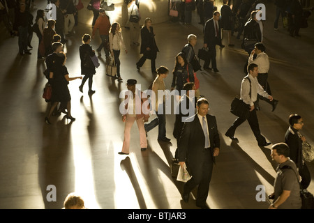 Les voyageurs passant par le hall principal au Grand Central Terminal tôt le matin sur leur façon de travailler à New York. Banque D'Images