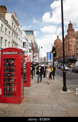 Cabine téléphonique, et du magasin Harrods, Brompton Road, Londres, Angleterre, Royaume-Uni Banque D'Images