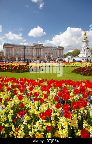 Le palais de Buckingham, Memorial Gardens, et Queen Victoria Memorial, Londres, Angleterre, Royaume-Uni Banque D'Images