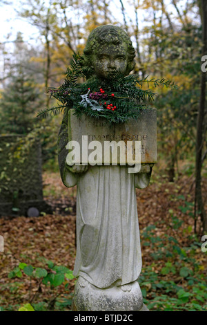 Grave dans un cimetière à la Toussaint Banque D'Images