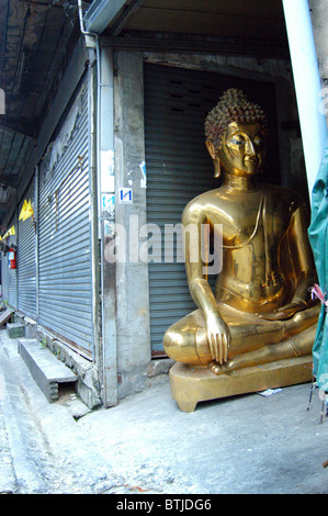 Bouddha à l'extérieur de la coursive d'un atelier à Bangkok. Banque D'Images