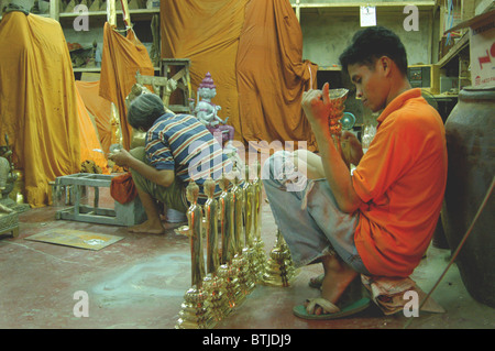 Boy travaillant dans un atelier de Bouddha, Bangkok, Thaïlande. Banque D'Images