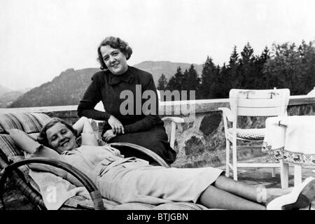 Eva Braun, compagne d'Adolf Hitler et Mme Morell, épouse du médecin personnel de Hitler au Berghof. ca. 1945. Avec la permission de : C Banque D'Images