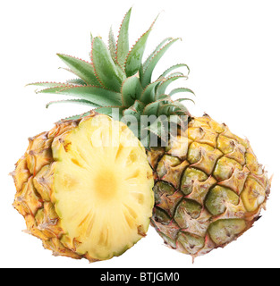 L'ananas avec rosette d'un vert et la moitié des fruits. Isolé sur fond blanc. Banque D'Images