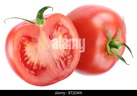 La tomate et la moitié d'un. Isolé sur un fond blanc. Banque D'Images