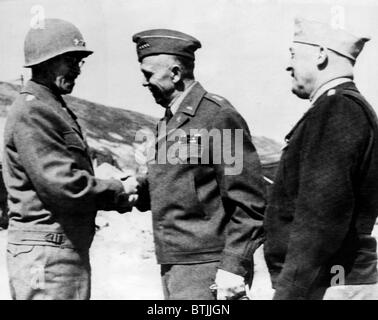 Le commandant de l'armée américaine le général Omar Bradley, le général George C. Marshall, chef de l'Armée de l'air Général Henry Arnold, France, 1944. Banque D'Images