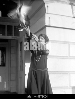 Grace Coolidge (1879-1957), Première Dame 1923-1929 ; légende originale : Mme Coolidge avec Pigeon, 8 décembre 1923. Banque D'Images