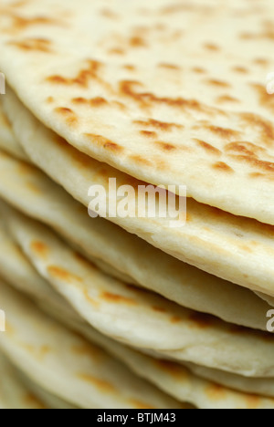 Ravenne. L'Italie. Pile de piadine fraîchement préparés, du pain plat traditionnel de l''Émilie-Romagne. Ca de Ven & Osteria Enoteca. Banque D'Images