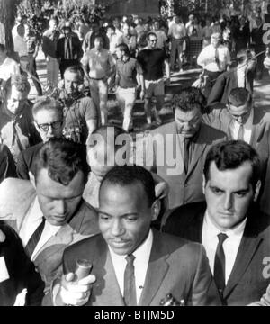 James Meredith, premier afro-américain jamais inscrits à l'Université du Mississippi est suivie par les journalistes et U.S. Marshals Banque D'Images