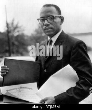 James Meredith, premier afro-américain à jamais s'inscrire et obtenir leur diplôme de l'Université du Mississippi affiche son diplôme, Oxfo Banque D'Images