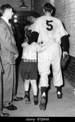 Joe DiMaggio et son fils à pied dans le vestiaire après la victoire des Yankees de New York dans les World Series, 1949. Avec la permission de : CSU Ar Banque D'Images