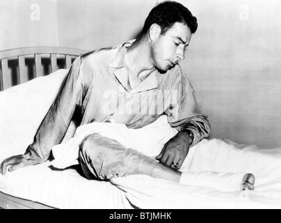 Joe DiMaggio à la John Hopkins Hospital de Baltimore avec une blessure au talon, 1949. Avec la permission de : Archives CSU/Everett Collection Banque D'Images