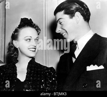 La MAISON DE LA PEUR, (alias SHERLOCK HOLMES ET LA MAISON DE LA PEUR), Dorothy Arnold visiteur, Joe DiMaggio, sur-ensemble, 1941. Avec la permission de : CS Banque D'Images