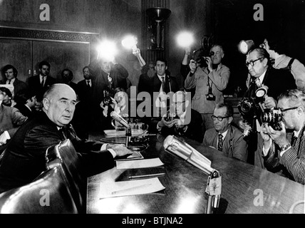 L'ancien procureur général, John Mitchell prend la barre des témoins devant le Comité judiciaire du Sénat lors de l'affaire Watergate investir Banque D'Images