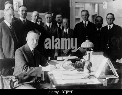 Le président Calvin Coolidge (1872-33) de signer le projet de loi qui autorise le Cameron construction du barrage Coolidge en Arizona. Banque D'Images