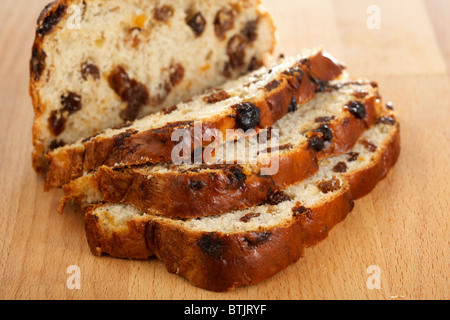 Tranches de pain aux fruits barmbrack irlandais traditionnellement faite autour de l'halloween et samhain Banque D'Images