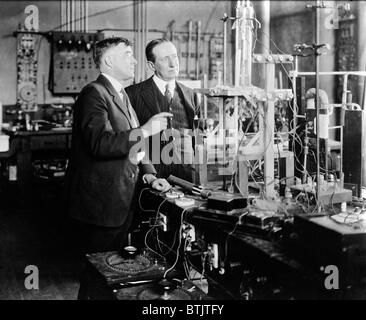 Le Dr Irving Langmuir (1881-1957), physico-chimiste américain qui a remporté le Prix Nobel de chimie 1932 avec Guglielmo Marconi (1874-1937) Prix Nobel 1909 de chimie physique en laboratoire, ca. 1925. Banque D'Images