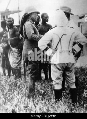 L'ancien président américain Theodore Roosevelt (à gauche, le port de casque colonial), sur un voyage de chasse en Afrique après sa retraite de la W Banque D'Images