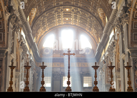 Rome. L'Italie. Flux de lumière à travers les fenêtres à St Peter's Basilca. Banque D'Images