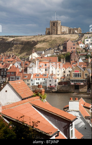 Les toits rouge pantiled à Whitby, dans le quartier de Scarborough, North Yorkshire, Angleterre. Photo:Jeff Gilbert Banque D'Images