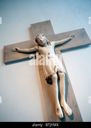 Crucifix en ivoire du douzième siècle pendaison au musée Kolumba à Cologne Allemagne Banque D'Images