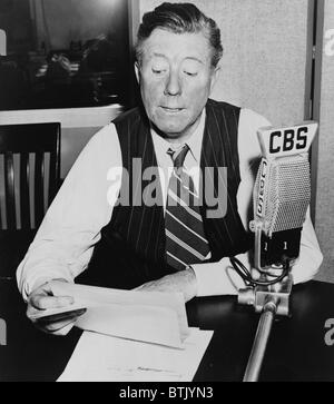 Frazier Hunt, (1885- ) début de journaliste, assis au bureau derrière CBS micro. 1941. Banque D'Images