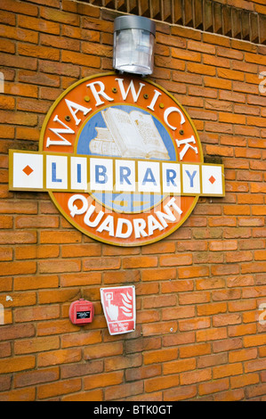 Quadrant Warwick Angleterre Redhill Library Sign Banque D'Images