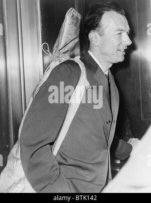Pete Seeger (b. 1919) arrive à la Cour avec sa guitare sur son épaule. En 1961, il a été condamné pour outrage au Congrès pour avoir refusé de témoigner au comité des activités antiaméricaines. Banque D'Images