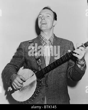 Pete Seeger (b. 1919) chanter jouer du banjo. Il a écrit de nombreuses chansons folk classique popularisée dans les années 60, y compris "Où vont les fleurs disparu," "Si j'avais un marteau," et "tourner, tourner, tourner." Banque D'Images