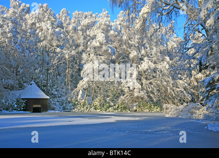 UK Scotland Tayside Perthshire Le vieux bateau jeter en hiver près de Pitlochry Banque D'Images