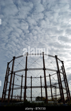 un gasiomètre vide, ou porte-gaz, vu en silhouette partielle contre un ciel tacheté de nuages cirrocumyles, à kingston upon thames, surrey, angleterre Banque D'Images