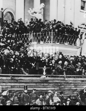 L'Abraham Lincoln lors de son deuxième discours inaugural (debout, centre)à l'orient portique de la capitale américaine, le 4 mars 1865, son deuxième inauguration. Banque D'Images