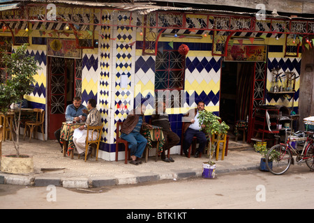 Les hommes à l'extérieur un café égyptien à Alexandrie, Egypte. Banque D'Images