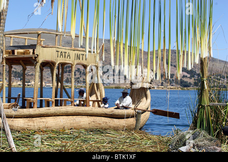 Roseaux Totora de séchage, les îles Uros, îles flottantes du Lac Titicaca, Puno, Pérou. Banque D'Images