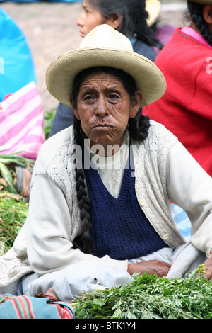 Femme dans le marché de Pisac, Pérou Banque D'Images