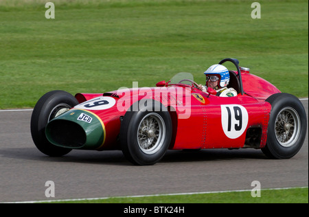 Type 1956 Lancia-Ferrari D50A avec Jochen Mass pilote pendant la course au Trophée Richmond 2010 Goodwood Revival, Sussex, UK. Banque D'Images