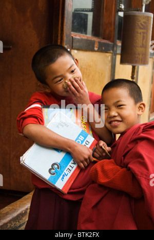 Moniales novices au couvent de Zilukha, Thimphu, Bhoutan Banque D'Images