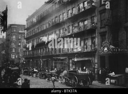 La ville de New York, ligne de tènements, 260 à 268 Elizabeth Street, dans lequel beaucoup de finition des vêtements est exploitée, photo de Lewis Wickes Hine, Mars, 1912 Banque D'Images