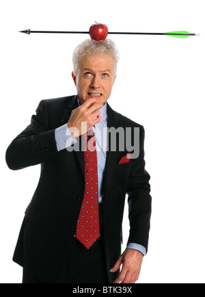Businessman avec apple et la flèche au milieu de la tête isolée sur fond blanc Banque D'Images