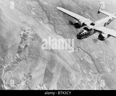 La Seconde Guerre mondiale, un Nazi dump alimentation part en fumée. Un B-25 bombardier moyen hurle sur Tivoli, centre d'approvisionnement de Nazi 10 milles à l'Est de Rome. Maintenant une ruine de fumer, il était utilisé par les Allemands comme un terminal pour l'acheminement des renforts pour les zones de combat, l'Italie, photographie, 1940-1946 Banque D'Images