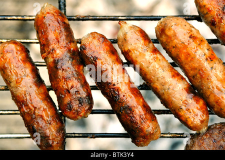 Les saucisses sur un barbecue Banque D'Images