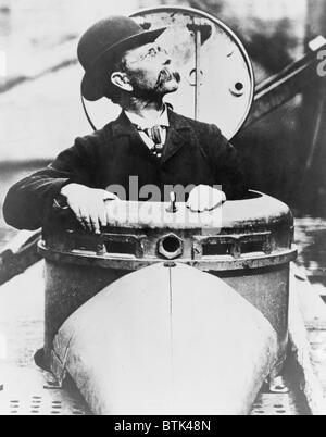 John P. Holland (1984-1914), l'éclosion de son invention, le sous-marin USS Holland, la Marine américaine a commandé le premier sous-marin. Ca. 1900. Banque D'Images