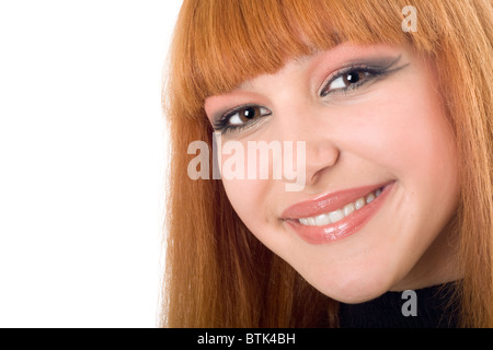 Portrait de la jolie jeune femme rousse de sourire Banque D'Images