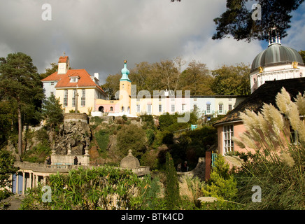 Portmeirion ('Le Village' dans la série télévisée des années 1960 "Le Prisonnier"), au nord du Pays de Galles. Banque D'Images