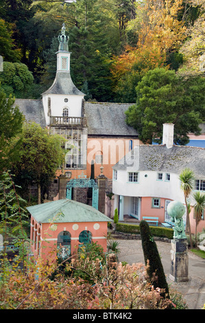 Portmeirion ('Le Village' dans la série télévisée des années 1960 "Le Prisonnier"), au nord du Pays de Galles. Banque D'Images